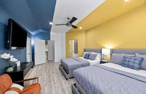 Modern 3-Story Townhome w Pool Table, Sleeps 10 Near Stadiums - Foto 44