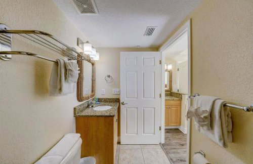 Spacious 2BR Oasis Steps to Treasure Island Beach - Foto 37