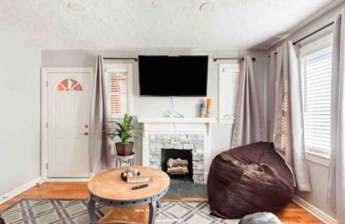 Charming Farmhouse Retreat near Downtown & University Modern Amenities, Fireplace & Porch! - Foto 8