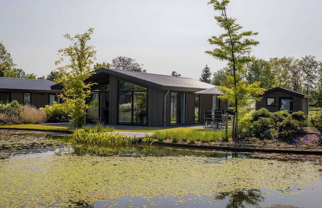 Chalet by Pond in Eindhoven Holiday Park - Foto 1
