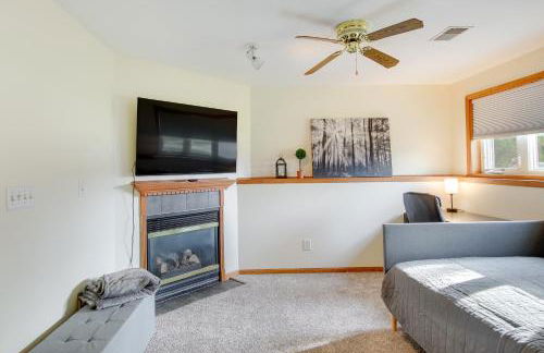 Bright Little Chute Condo with Deck and Yard! - Foto 22