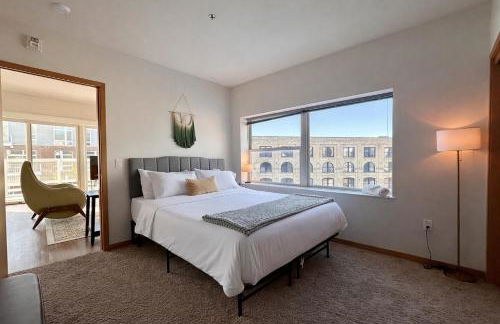 The Brady Corner Suite - Near Fiserv with Balcony - Foto 7