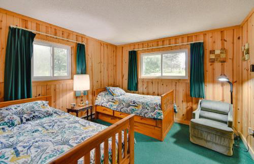 Lakefront Retreat with Pedal Boat and Dock in Kalkaska - Foto 17