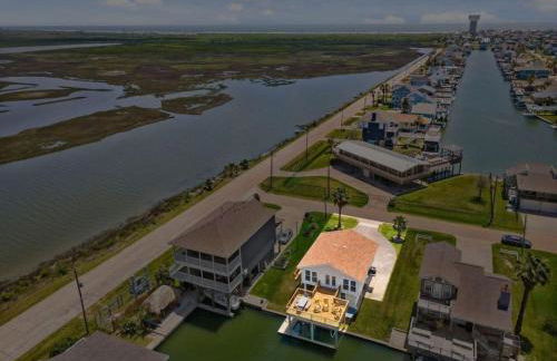 Stylish Home with game room, deck, and canal access - Foto 44