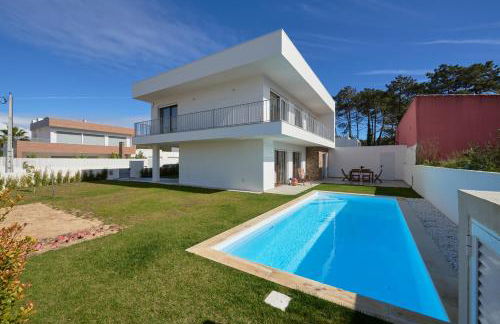 Aroeira Villa w/ Pool near Beach, By TimeCooler - Foto 1