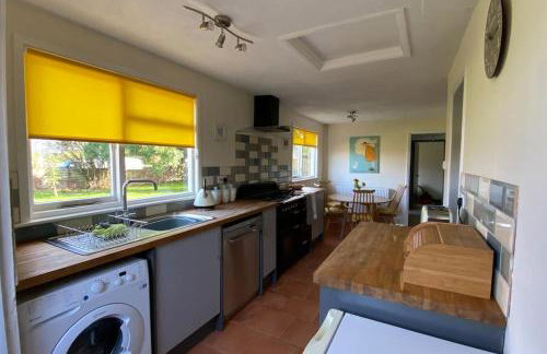 Cheerful 3 bedroom bungalow with indoor fire place - Foto 25