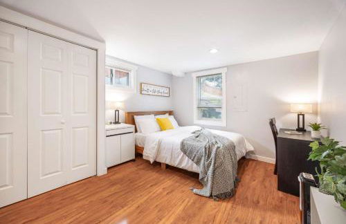 Spacious 2BR Home Backyard Parking & UW - Foto 3