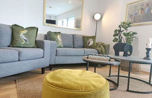 Snuggle Inn - Riverside Apartments - Views Over looking London River Thames, Close to O2 Arena, London Excel, London City Airport, Thames Clipper- River Boat Service, Woolwich Ferry, Onsite parking, TWIN ROOM OPTION available - Foto 13