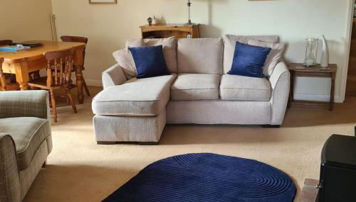 Two Bed First Floor Apartment in Village location - Foto 2