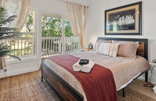 Hideout on the Hillsborough is a Gorgeous Renovated 3BR Pet Friendly Home on the Hillsborough River located in the North End of Seminole Heights - Foto 29