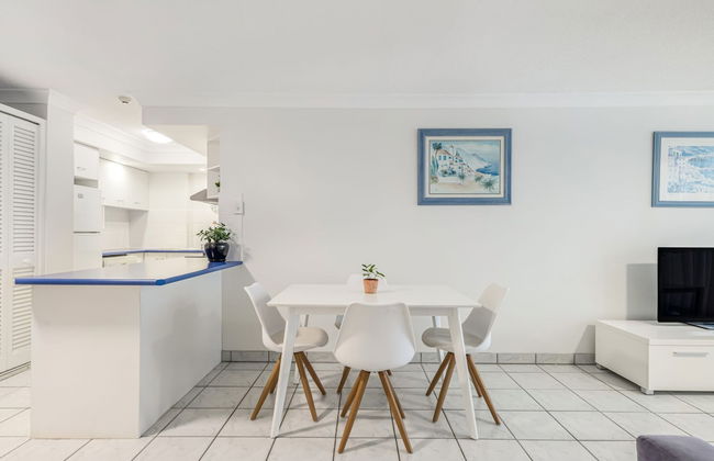 Elouera Tower Beachfront Apartments - Photo 20