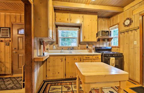 Vintage Snow White Cottage about 2 Miles to Village! - Foto 8