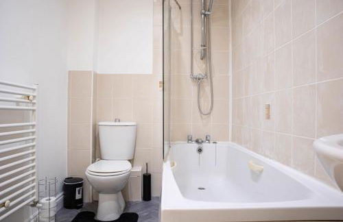 Contractor‑Heaven 5BR Home 4.5 Baths Wakefield - Foto 47