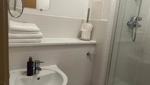 Spacious Modern 3-Bedroom Apartment with Balcony & Free Parking near City Centre - Photo 4