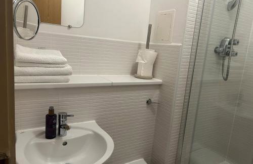 Spacious Modern 3-Bedroom Apartment with Balcony & Free Parking near City Centre - Foto 4