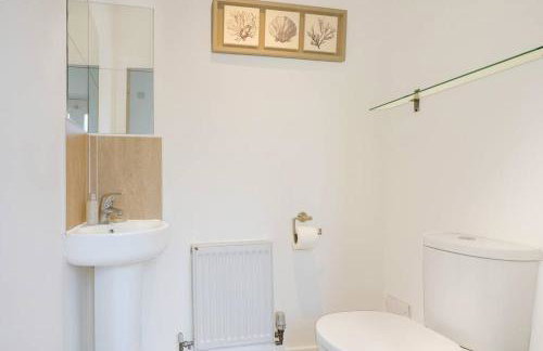 Stylish 6 Bedroom 3 Bathroom Detached House with Free Parking, Super-Fast Wifi, Pool Table, Smart TVs with Netflix by Yoko Property - Foto 30