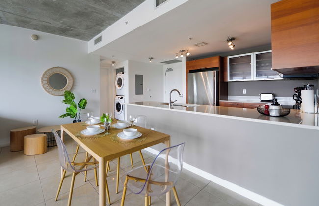 Lovely Condo|Pool & Parking at Midblock - Foto 16