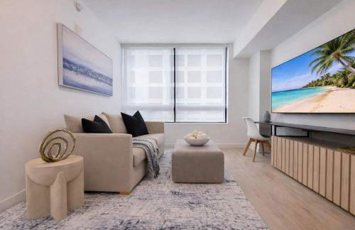 City Skyline Views & Rooftop Pool at District 225 - Foto 1