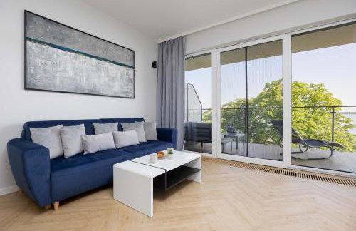 Modern Apartment by the Lake with Parking & Sauna in Zegrze by Noclegi Renters - Foto 1