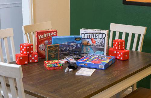 Cozy Family Retreat with Yard - Walk to Olde Town - Foto 22