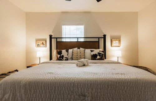 Longhorn Home with King Bed & Rain Showers Walk to DT Activities, Lake & Eateries - Foto 20