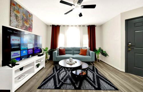 Downtown 3BR Near NRG Stadium - Photo 1