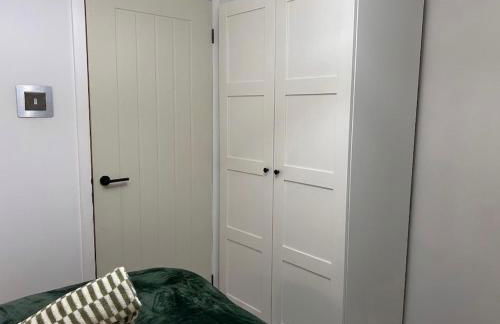 Brand New 2 Bed House - Sleeps 4 - Free Parking - Near HS2 & Drayton Manor - Photo 18