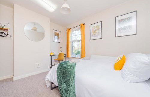 Central Townhouse Wolverhampton - Sleeps 8 - Ideal for Contractors & Families - Foto 14