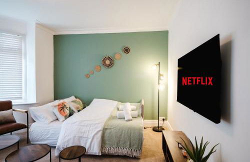 Bright 4BR Home with Garden with Free Parking and Sleeps up to 9 - Foto 32