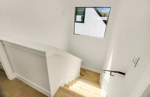 3BR 3BA Heart of SoCo, Private Deck Steps to Shops by Austin Vacay - Foto 14