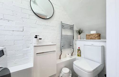 Modern 3 Bedroom Home - Free Driveway Parking - 6 Guests - Upstairs Bathroom and Downstairs WC - Foto 34