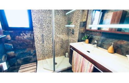 Lovely penthouse condo with pool - Photo 14