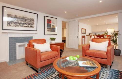 1 Perfectly located stylish, comfortable apartment - Photo 1