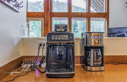 Walk-In Skiing/Tubing Across at Summit East - Foto 22