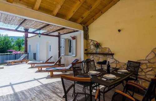 Villa Dalmatian Gem - Two-Bedroom Villa with Terrace and Swimming Pool - Photo 28