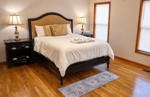 Serene Rustic Retreat with Lake - Photo 3
