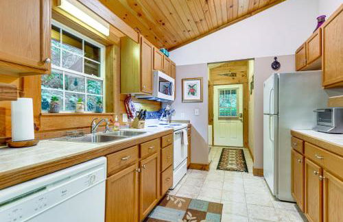 Serene Maggie Valley Retreat with Deck and Hot Tub! - Foto 8