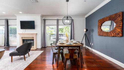 Stylish Home Prime Location with Fireplace & Patio - Foto 3