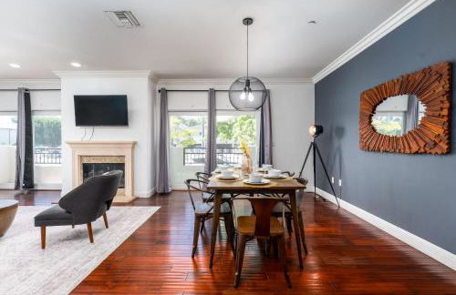 Stylish Home Prime Location with Fireplace & Patio - Foto 3