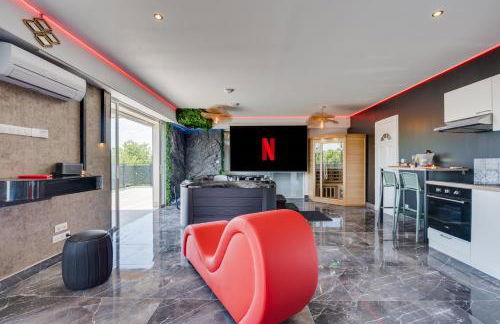 L'Horizon - Suite romantique avec jacuzzi, sauna, piscine & vidéo projecteur - Foto 12