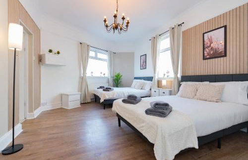 Open Mind Property - 4BR, 17 Guests & Free Parking - Foto 1