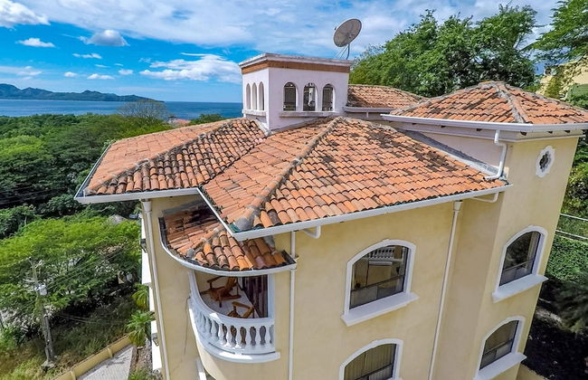 Birds-eye view of the ocean in nicely priced unit on top floor in Flamingo - Photo 34