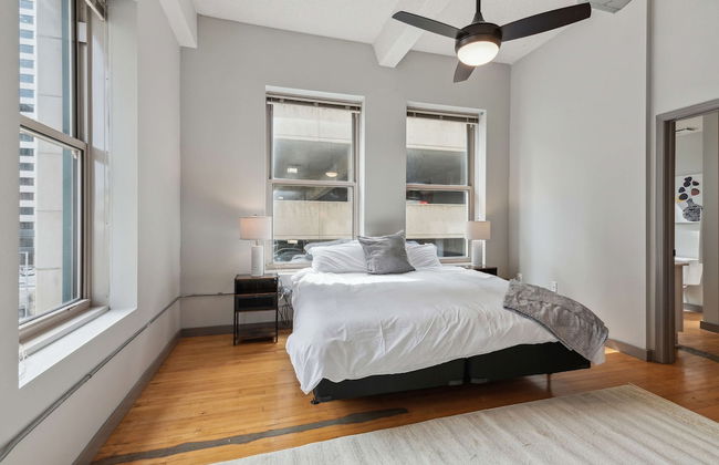 Spacious 2BR Downtown Retreat - Photo 2