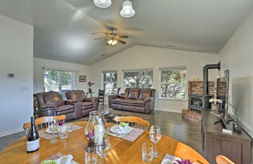 Centrally Located Mt Shasta Home with Deck! - Foto 9