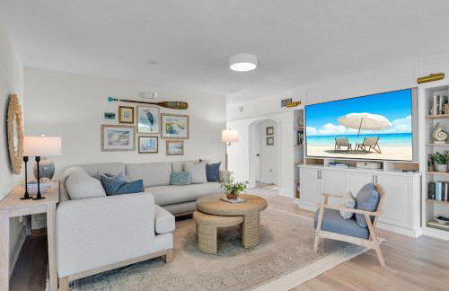 NEW LISTING! Reel Joy Waterfront Luxe with Pool and Private Dock home - Foto 35