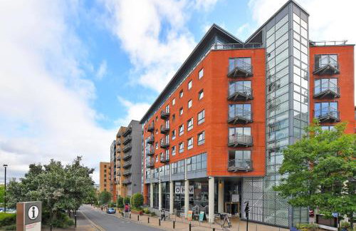 Deluxe City Centre Studio Apartment with Balcony & City Views - FREE WIFI NETFLIX, GYM ACCESS - WESTONE - Photo 16