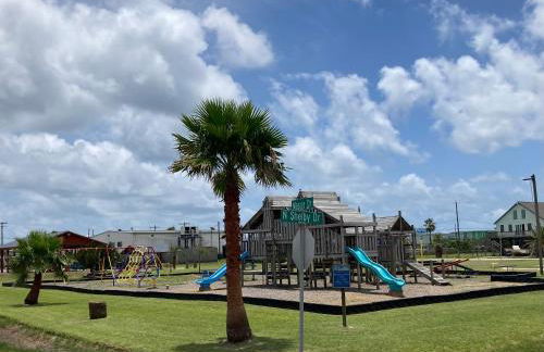 Zachary Beach House, Ocean views & walk to beach! - Foto 9