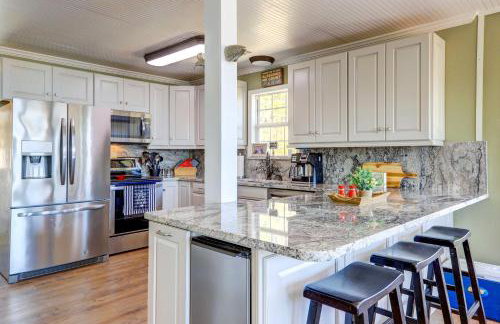 Dock and Fire Pit Stunning Lake Sinclair Home! - Foto 7