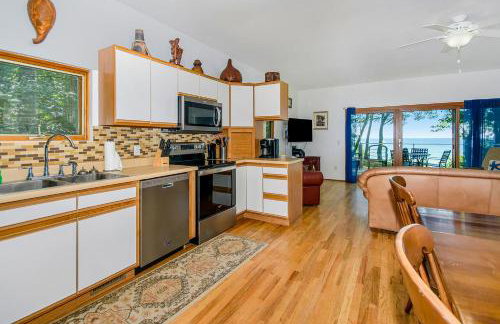 Jacobia Lakefront Retreat - Photo 9