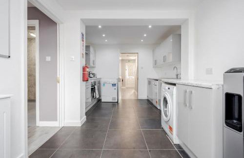 Remaj Serviced Accommodation, sleeps 7 & free parking - Foto 6